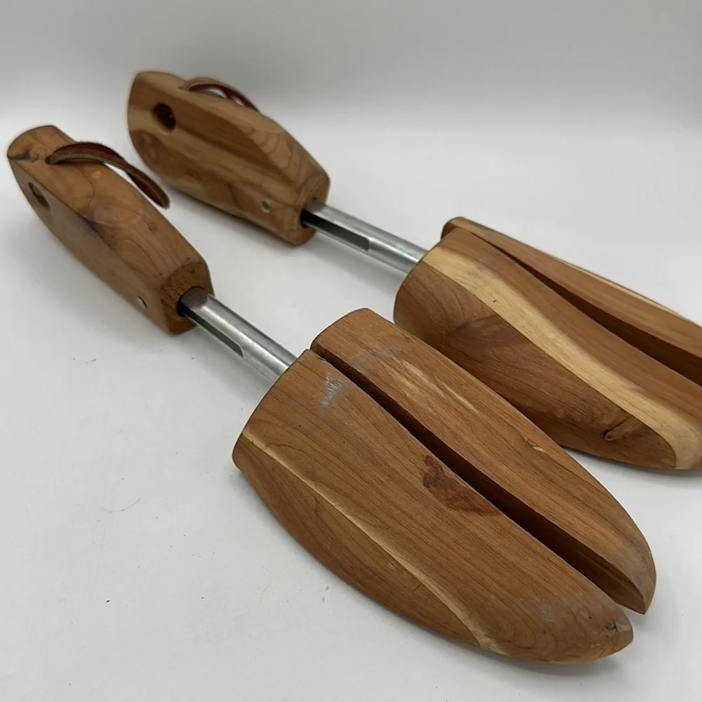 Split-toe cedar shoe tree pair, size M